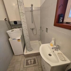 A bathroom at Orsi Apartman / vendegház