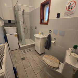 A bathroom at Orsi Apartman / vendegház