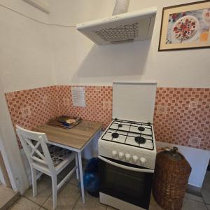 A kitchen or kitchenette at Orsi Apartman / vendegház