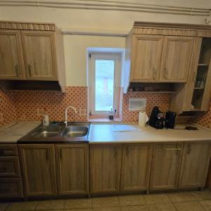 A kitchen or kitchenette at Orsi Apartman / vendegház