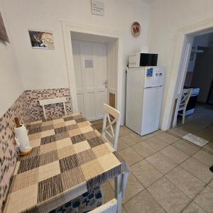 A kitchen or kitchenette at Orsi Apartman / vendegház