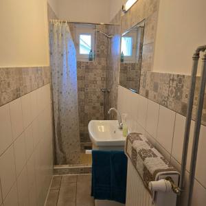 A bathroom at Orsi Apartman / vendegház