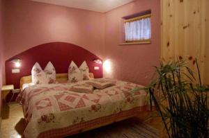 Postel nebo postele na pokoji v ubytování Ferienwohnung-Holzer-Feng-Shui