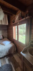 une chambre avec un lit et une fenêtre dans l'établissement La Corbassière, à Murs-et-Gélignieux