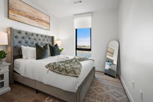 ボストンにあるLuxury Furnished Apartment Near Logan Airportのベッドルーム(大型ベッド1台、大きな窓付)