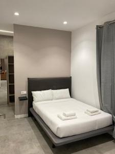 a bed with two towels on it in a room at Amplio Estudio en Valencia in Valencia +42 photos