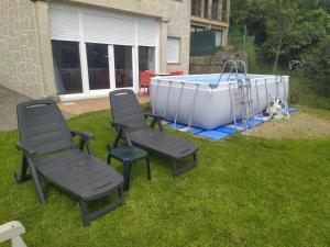 grupa krzeseł i wanna na dziedzińcu w obiekcie Nores Buenavista w mieście Vilaboa