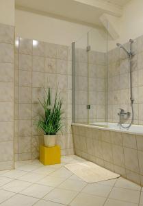 a bathroom with a tub and a plant in it at Stadtflair am Portikus in Lichtenstein-Callnberg