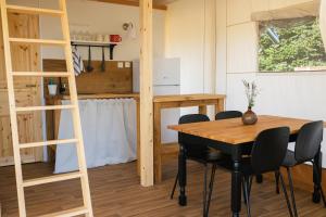 Kuchyň nebo kuchyňský kout v ubytování Glamping Kolpa Resort