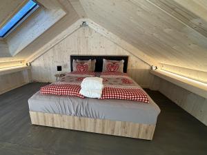 una camera da letto con letto in mansarda di Tiny Sera mit privatem Whirlpool a Grächen