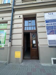 una entrada a un edificio con una puerta de madera en Panorama PREMIUM, en Przemyśl 3 fotos más