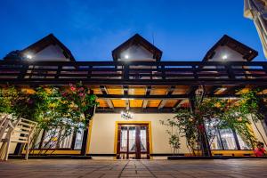ein Gebäude mit einer Tür und Blumen darauf in der Unterkunft Q Chalet in Săcele