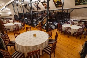 Draufsicht auf ein Restaurant mit Tischen und Stühlen in der Unterkunft Q Chalet in Săcele