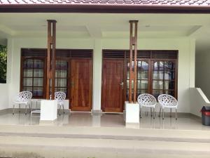 Matraville Home Stay Tuk Tuk Lake Toba Samosir的阳台或露台