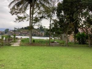 Matraville Home Stay Tuk Tuk Lake Toba Samosir外面的花园