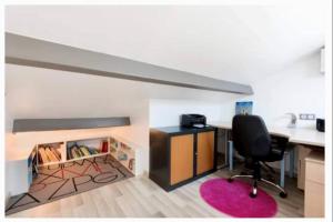 una oficina con escritorio y silla en una habitación en Villa L'Oasis, en Aytré 24 fotos más