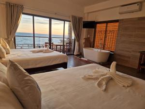 Postel nebo postele na pokoji v ubytování Butterfly Rose Beach Resort Phú Quốc Francophone