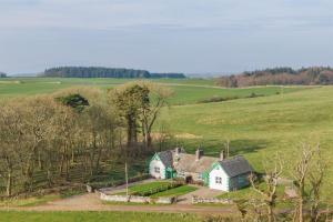 una vista aerea di una casa in un campo di No1 Chapelton Cottage a Kirkcudbright