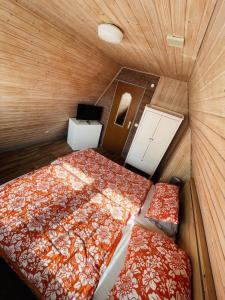 a small room with a bed and a desk at Ferienhaus Liesel in Dornumersiel