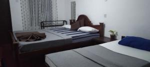une chambre avec deux lits et un canapé dans l'établissement Hillside Holiday Inn, à Bandarawela