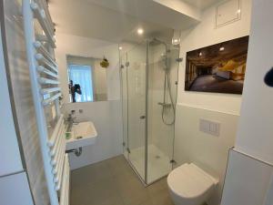 Et badeværelse på Strandläufer mit Meerblick und Balkon + 6 billeder