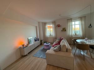 a living room with a couch and a table at Stadt Flair in Eisenach