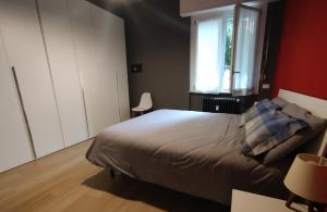 a bedroom with a bed and a window at La casa di Anna, appartamento trilocale con balcone e garage in Brescia +13 photos