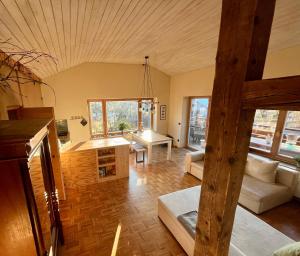 基姆湖畔格斯塔特Ferienwohnung Lula的客厅里有一张沙发和一张桌子。