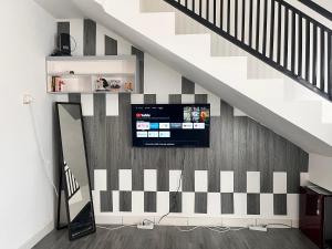 Μια τηλεόραση ή/και κέντρο ψυχαγωγίας στο Two Bed Rooms House at Parongpong Near Lembang