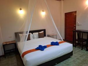 Ein Bett oder Betten in einem Zimmer der Unterkunft Tree Tops River Huts