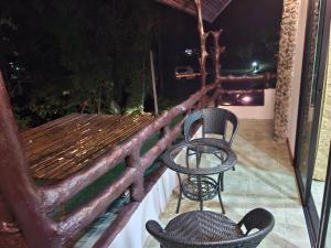 Ein Balkon oder eine Terrasse in der Unterkunft Tree Tops River Huts