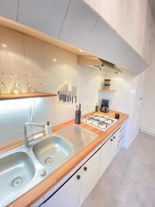 a kitchen with a sink and a counter top at L'Appartement Privilège - 4 chambres - Coeur d'Angers, Spacieux et Élégant in Angers