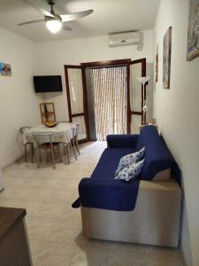 ヴィッラシミーウスにあるCasa vacanza Villasimiusのベッドとテーブルのある寝室とダイニングルーム