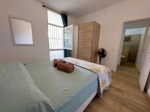 een slaapkamer met een bed met een handtas erop bij Buenas Olas Tenerife in Costa Del Silencio +30 foto's