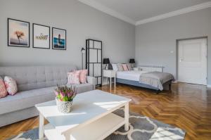 una sala de estar con un sofá y una cama en Panorama PREMIUM, en Przemyśl