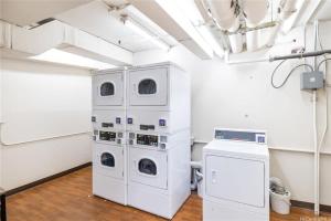ホノルルにあるBeautiful Ala Moana Condo Hotel 1212の部屋に洗濯機2台と洗濯機と乾燥機1台