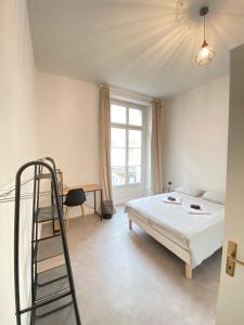 a bedroom with a bed and a ladder in it at L'Appartement Privilège - 4 chambres - Coeur d'Angers, Spacieux et Élégant in Angers