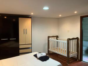 a baby bedroom with a crib and a closet at Panamá 90 - 12 in Poços de Caldas