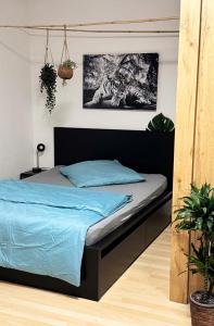 Postel nebo postele na pokoji v ubytování Zentrumnah inklusive Parkplatz Jungle-Suite by Rentigo - Ruheoase im Herzen von Saarbrücken!