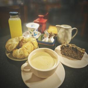 ブエノスアイレスにあるHotel Principeのコーヒーとパンの盛り合わせ