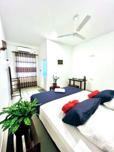 ein Schlafzimmer mit zwei Betten und einem Deckenventilator in der Unterkunft Diamond Walawa Safari Resort in Udawalawe