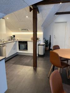 Varde Bed and Kitchen的厨房或小厨房