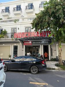 un'auto nera parcheggiata davanti a un edificio di Indochina Hotel - Vincom Tây Ninh a Tây Ninh