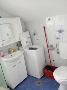Ένα μπάνιο στο Apartmani Laura