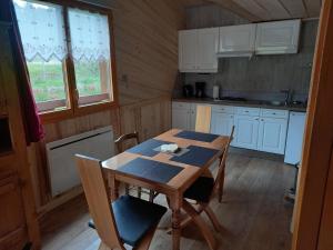 Η κουζίνα ή μικρή κουζίνα στο CHALET DU PERE NOEL 10 minutes from Gérardmer +7 φωτογραφίες