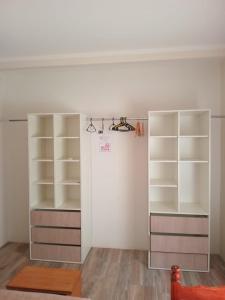 a room with white shelves and a white ceiling at Rizzo República Siria in Bahía Blanca