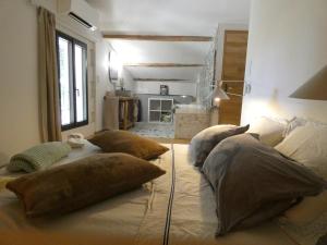 Svetainės erdvė apgyvendinimo įstaigoje Chambre d'hôtes dans une ancienne bergerie - La Bergerie du Monde