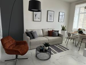 雷泽克内AN apartment 2的客厅里有一张沙发和一张桌子。