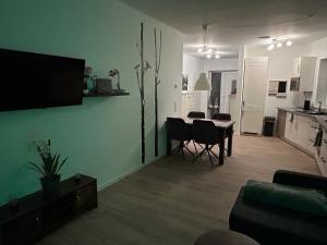 a living room with a table and a dining room at Moderne Ferienwohnung Green Garden mit Garten und Stellplatz in Bremerhaven +4 photos