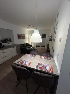 a kitchen and living room with a table and chairs at Moderne Ferienwohnung Green Garden mit Garten und Stellplatz in Bremerhaven